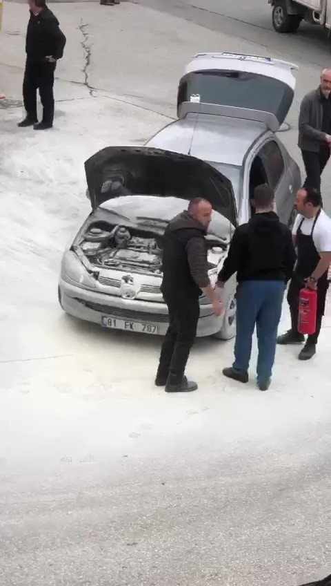 Motor kısmından yanan otomobile yangın t&uuml;p&uuml; ile m&uuml;dahale ettiler
