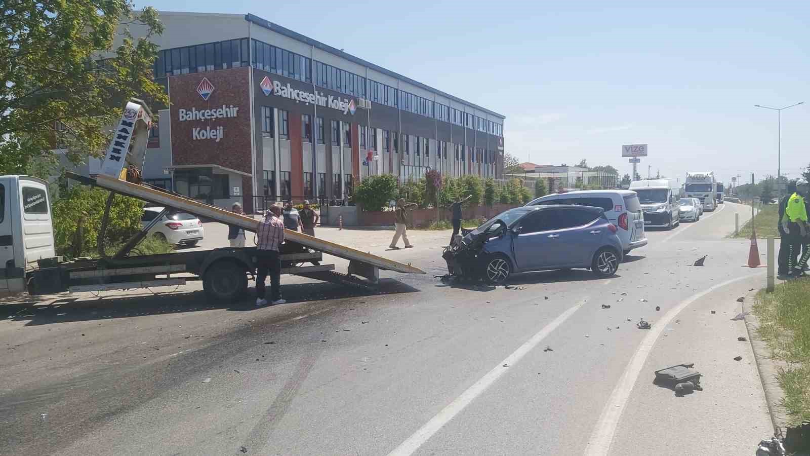 Askeri araçla otomobil çarpıştı: 3’ü askeri personel 4 kişi yaralandı