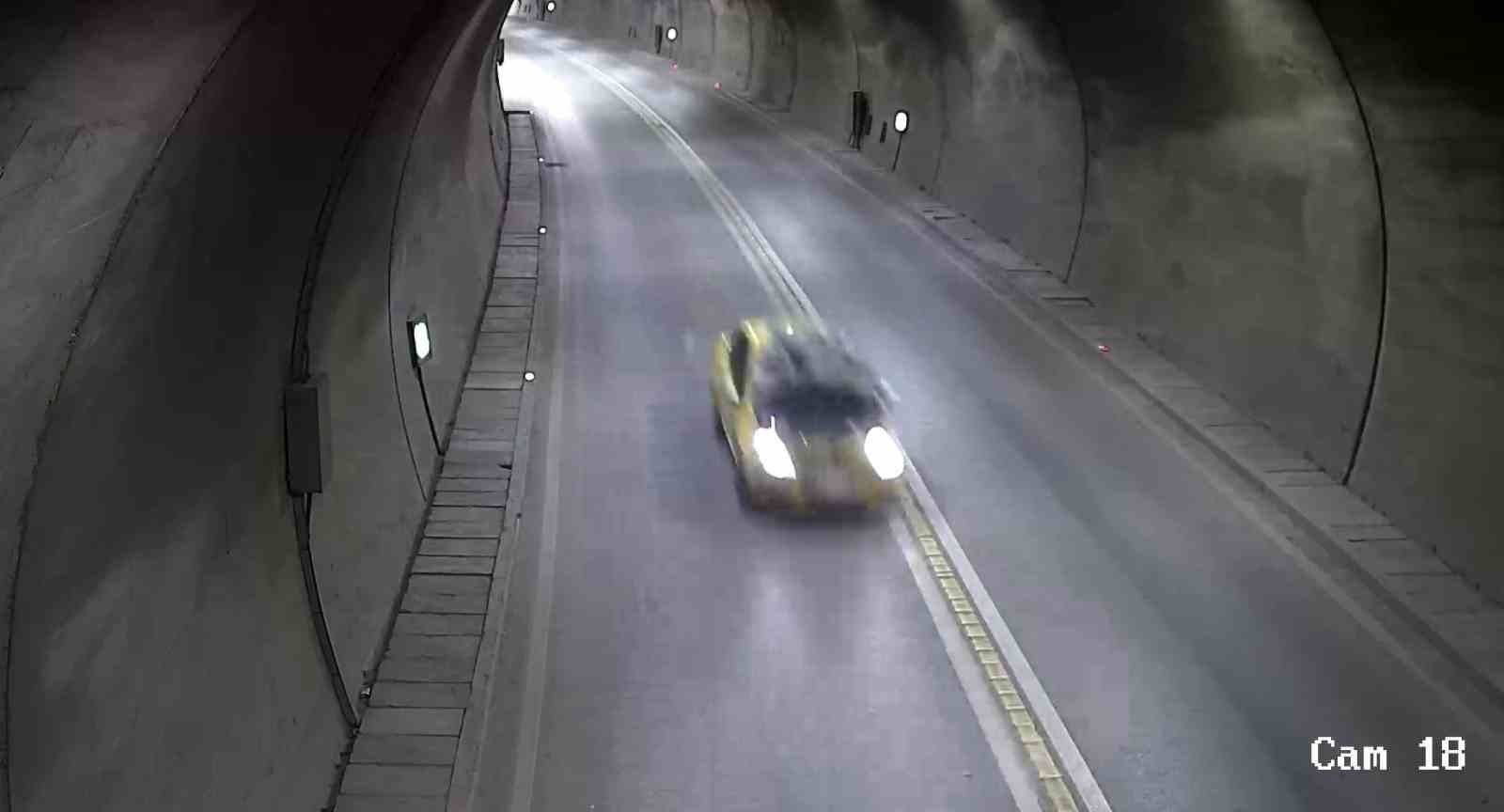 Amasya’da tünelde taksinin kaputu bir anda açıldı