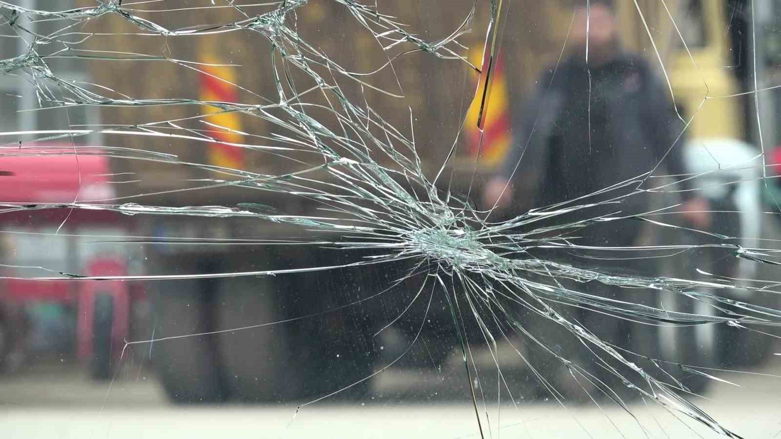 Amasya’da tünelde taksinin kaputu bir anda açıldı