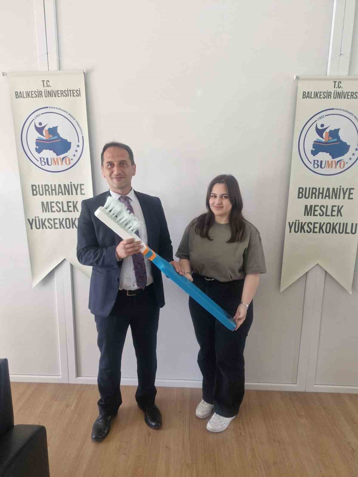 Burhaniye&rsquo;de dev diş fır&ccedil;ası miniklerle buluştu
