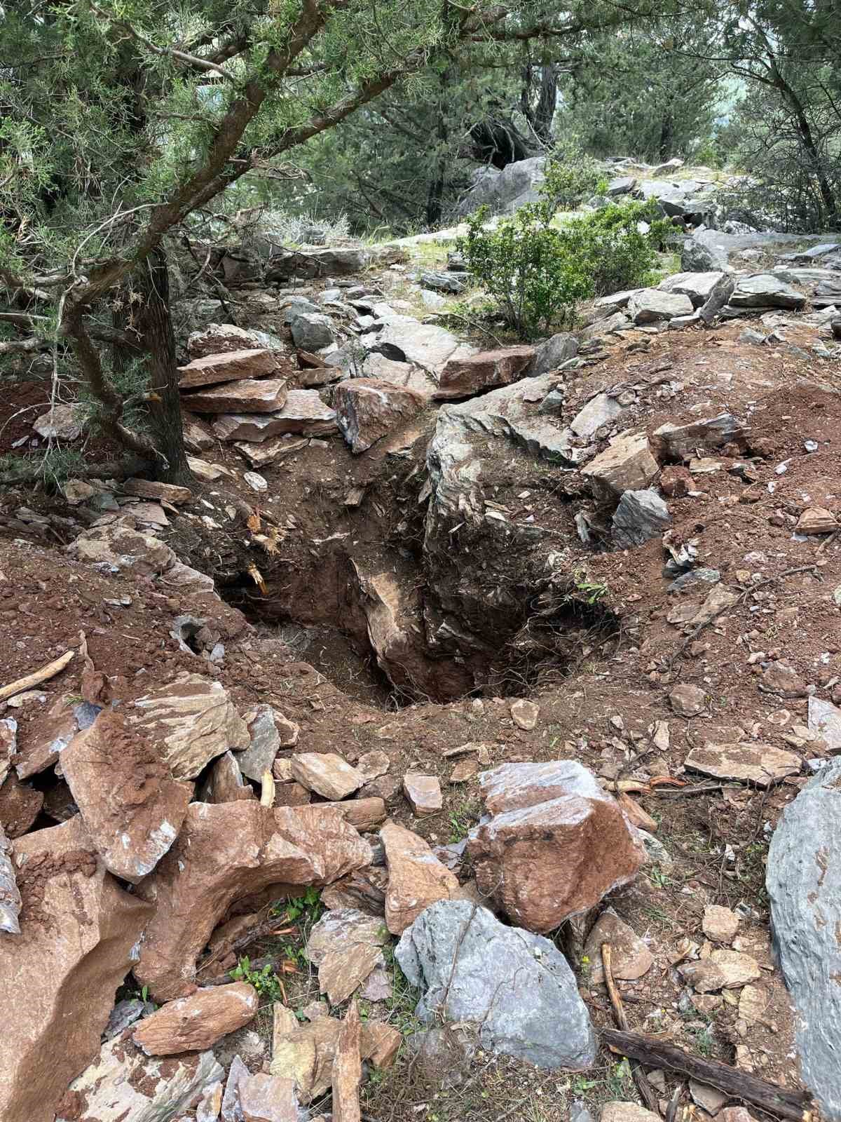 Aralarında eski valinin de bulunduğu 7 şahıs ka&ccedil;ak kazıdan yakalandı
