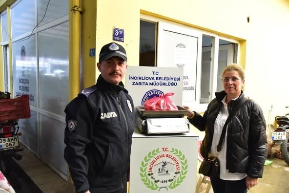 İncirliova Belediyesi’nin pazarlarda tartı denetimi sürüyor