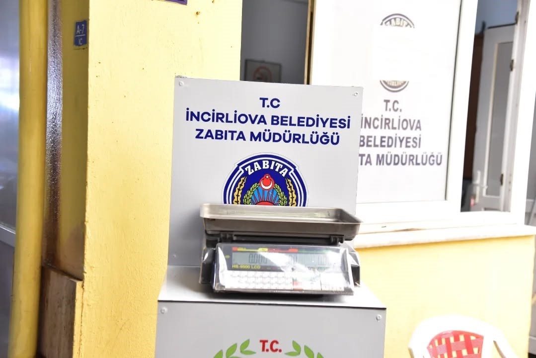 İncirliova Belediyesi&rsquo;nin pazarlarda tartı denetimi s&uuml;r&uuml;yor
