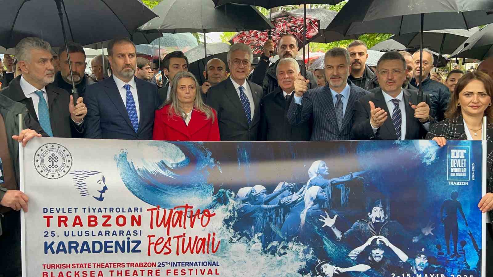 25. Uluslararası Karadeniz Tiyatro Festivali&rsquo;nin a&ccedil;ılışı yağmur altında yapıldı
