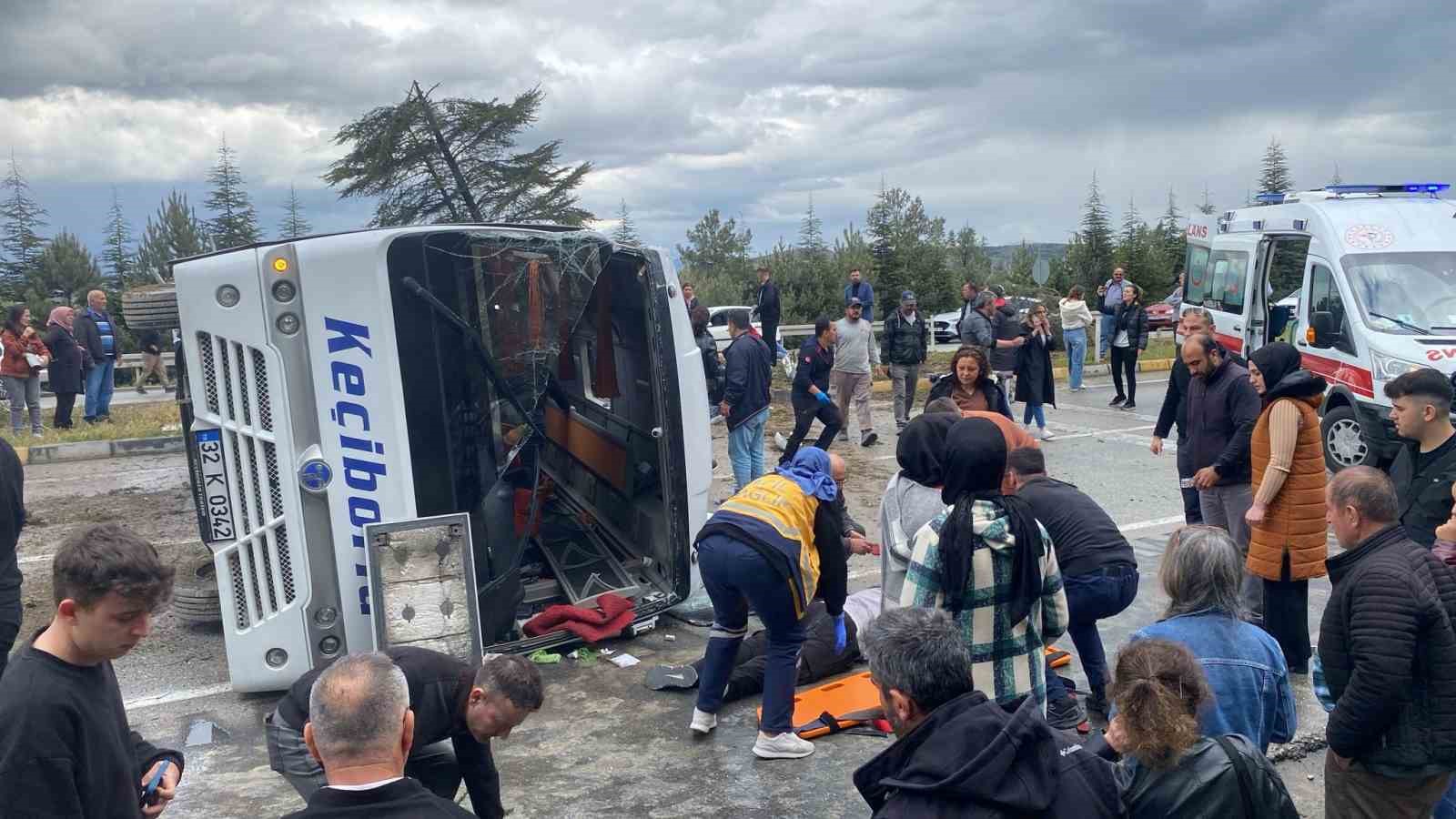 Isparta’da yolcu midibüsü devrildi, yaralılar var