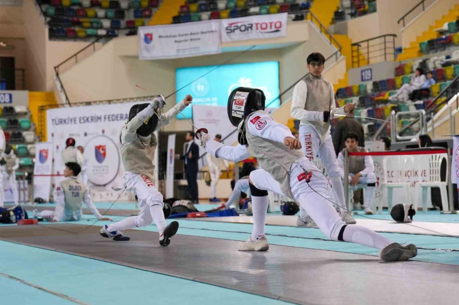 Balıkesir’de sporcular eskrimde şampiyonluk için yarışıyor