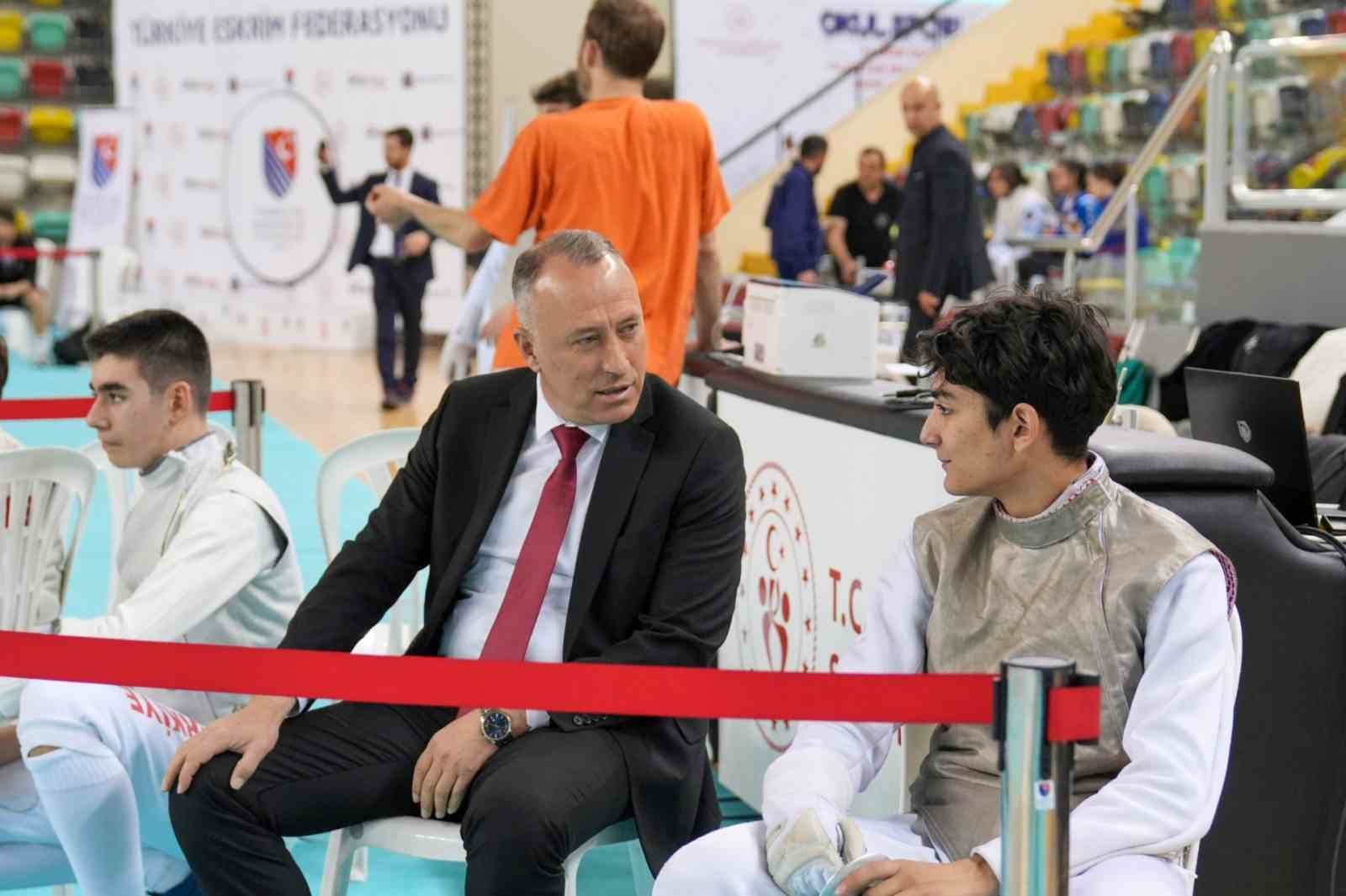 Balıkesir&rsquo;de sporcular eskrimde şampiyonluk i&ccedil;in yarışıyor
