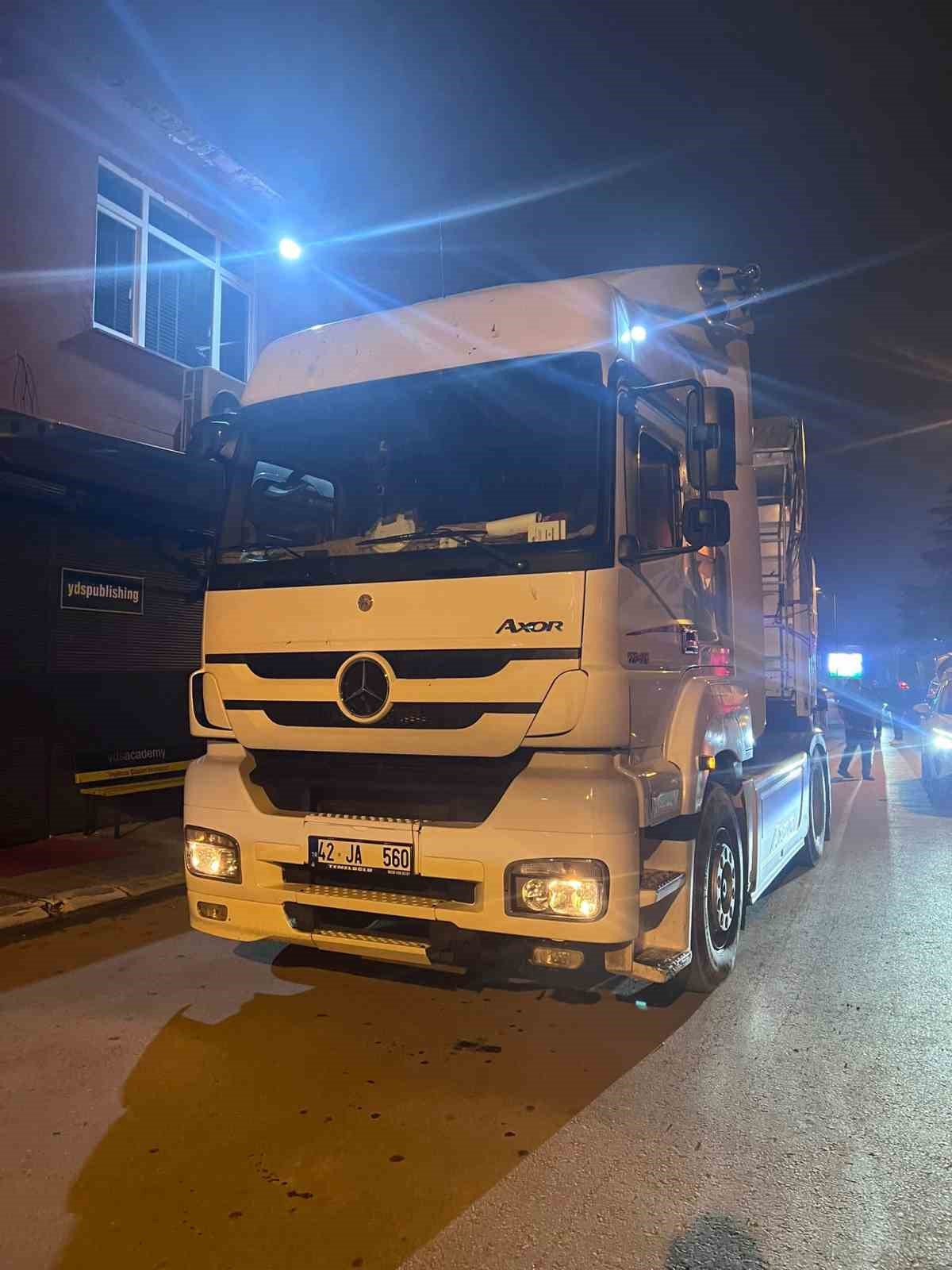 Ters y&ouml;nden giden alkoll&uuml; tır şof&ouml;r&uuml; trafiği birbirine kattı
