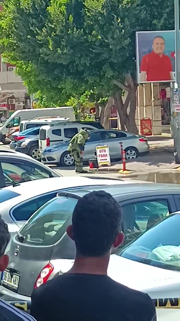 Antalya&rsquo;da ş&uuml;pheli &ccedil;antadan bilgisayar klavyesi &ccedil;ıktı
