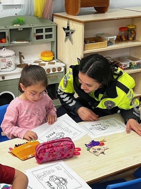 Minik y&uuml;rekler emniyetle buluştu: &Ouml;ğrencilere polislik mesleği tanıtıldı
