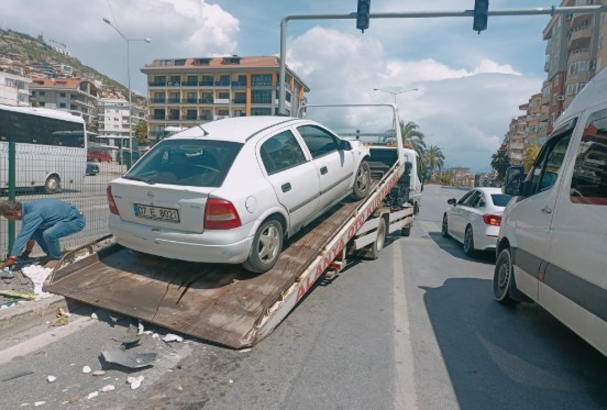 Alanya&rsquo;da ref&uuml;je &ccedil;arpan otomobil, aydınlatma direğine &ccedil;arparak durabildi

