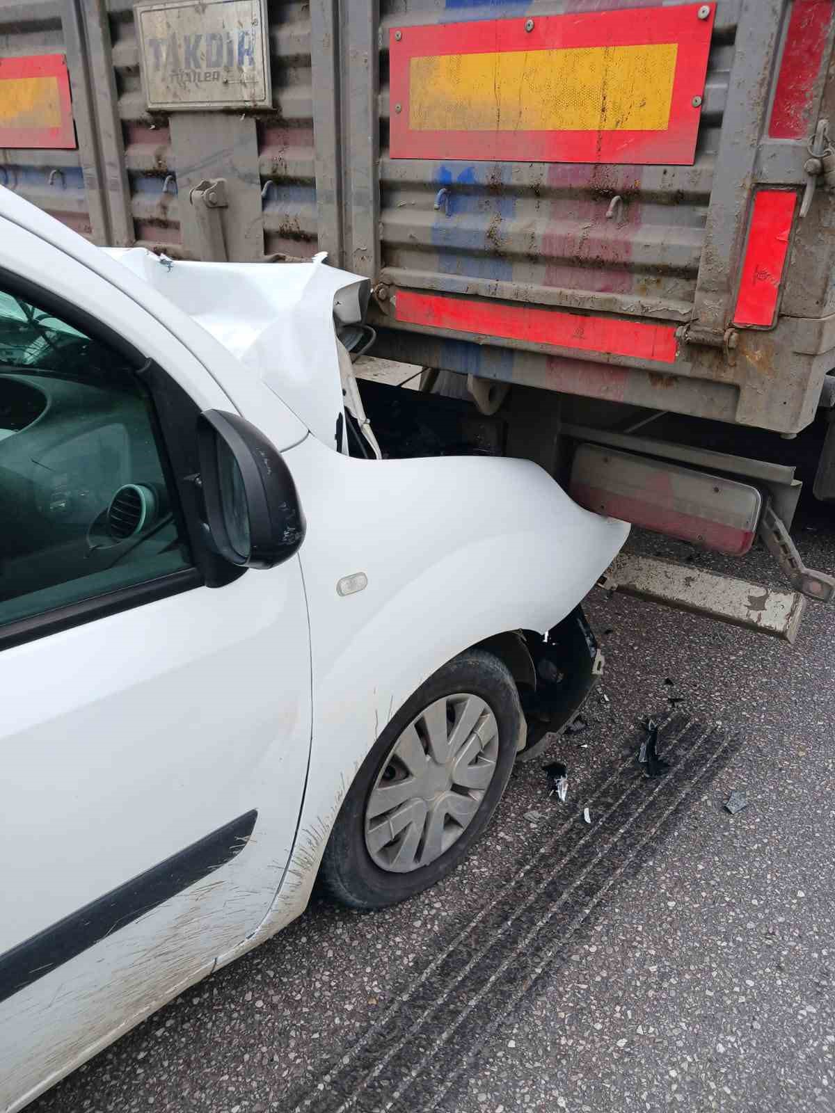 Samsun&rsquo;da hafif ticari ara&ccedil; tıra &ccedil;arptı: 1 yaralı
