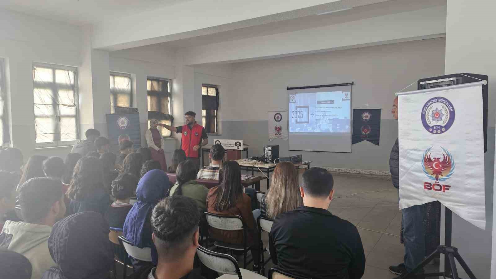 Iğdır’da öğrencilere terörle mücadele ve trafik güvenliği semineri