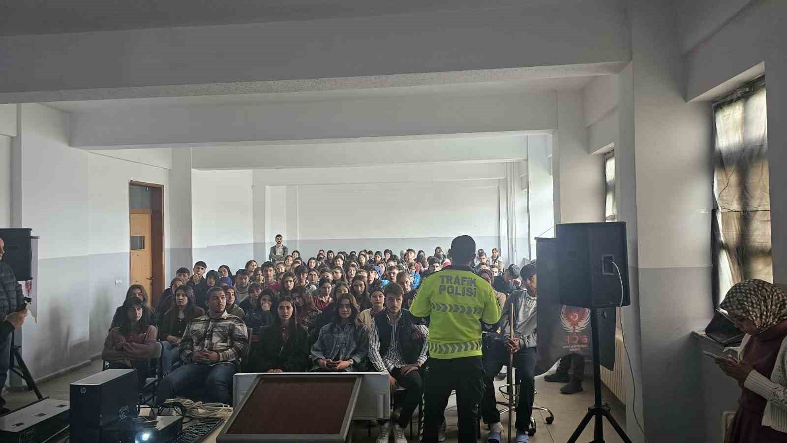 Iğdır&rsquo;da &ouml;ğrencilere ter&ouml;rle m&uuml;cadele ve trafik g&uuml;venliği semineri
