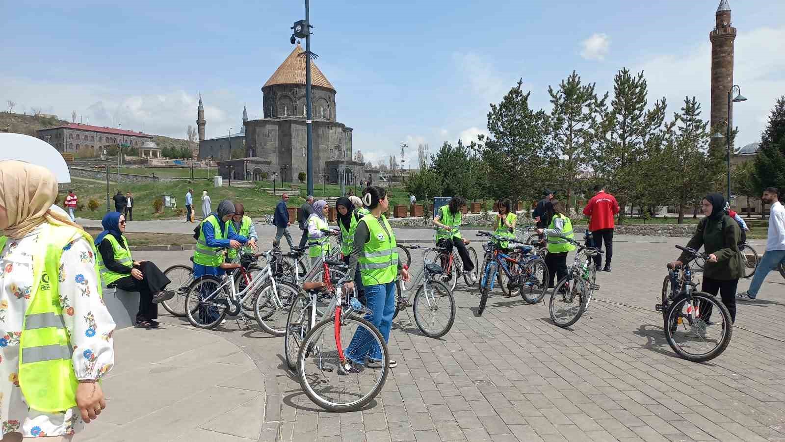 Kars&rsquo;ta pedallar sağlıklı yaşam i&ccedil;in &ccedil;evrildi
