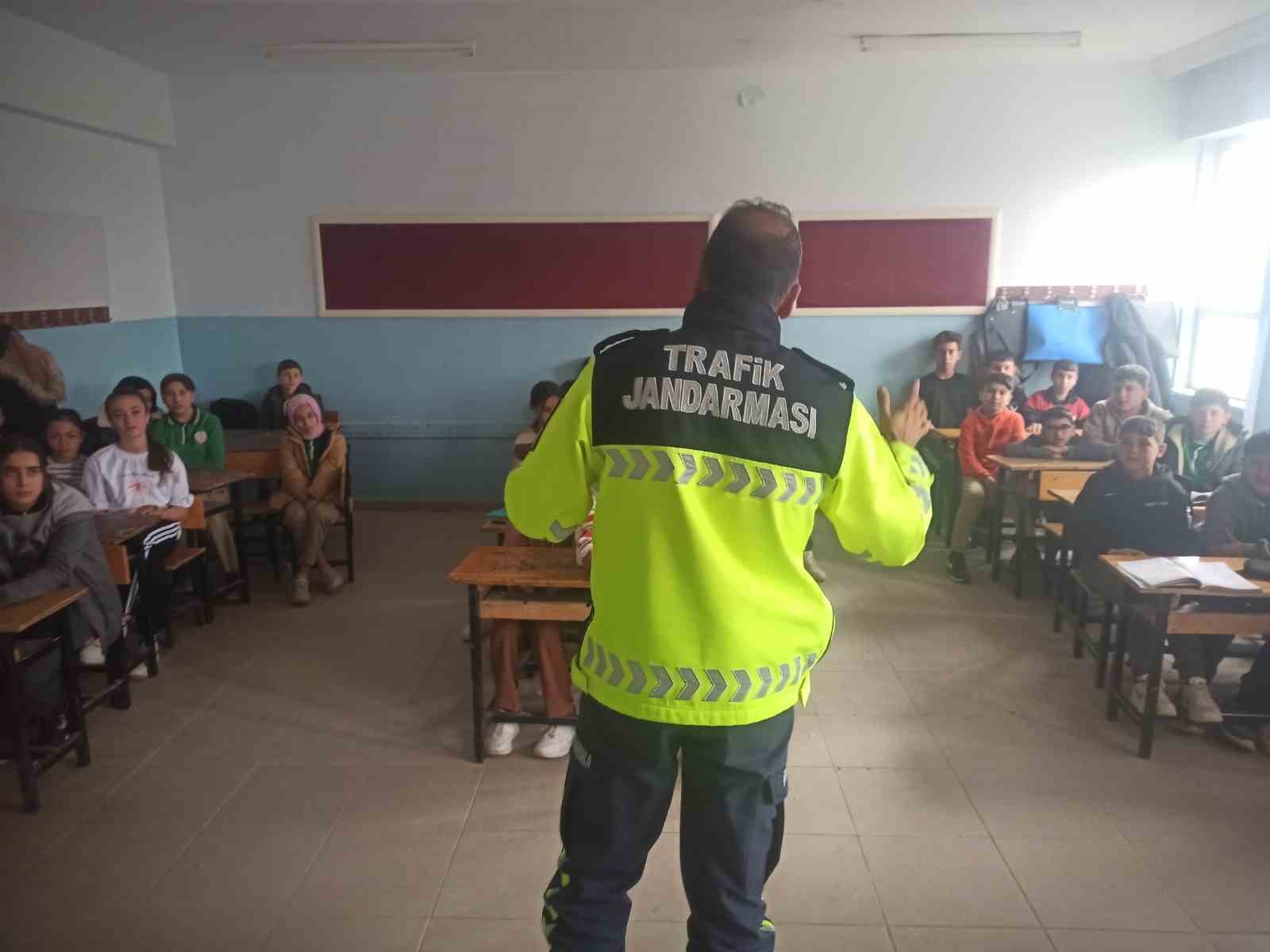 Jandarma ekiplerinden 125 &ouml;ğrenciye g&uuml;venli trafik eğitimi
