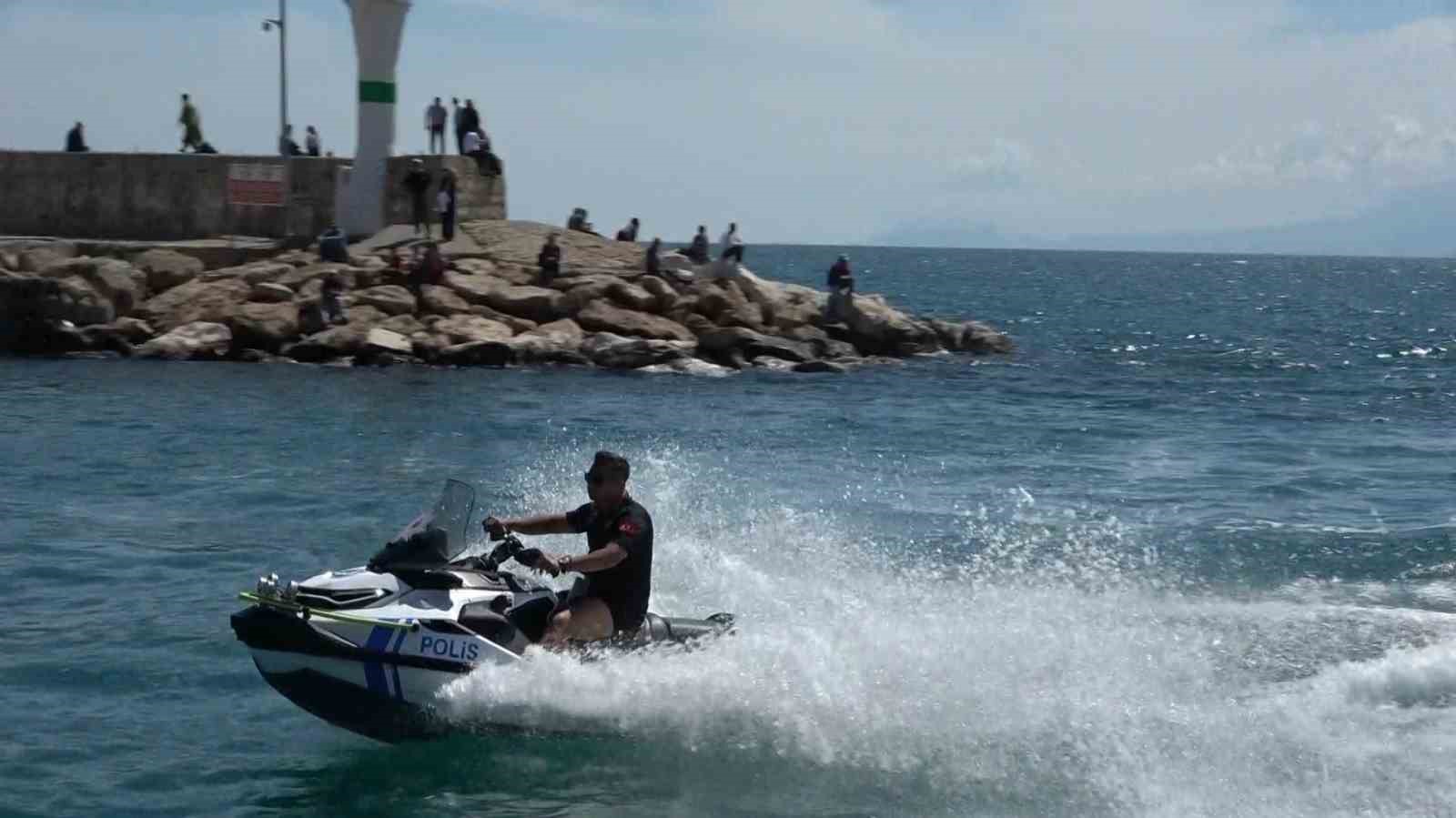 Arızalanan motorbotta mahsur kalan 3 kişiyi deniz polisi kurtardı
