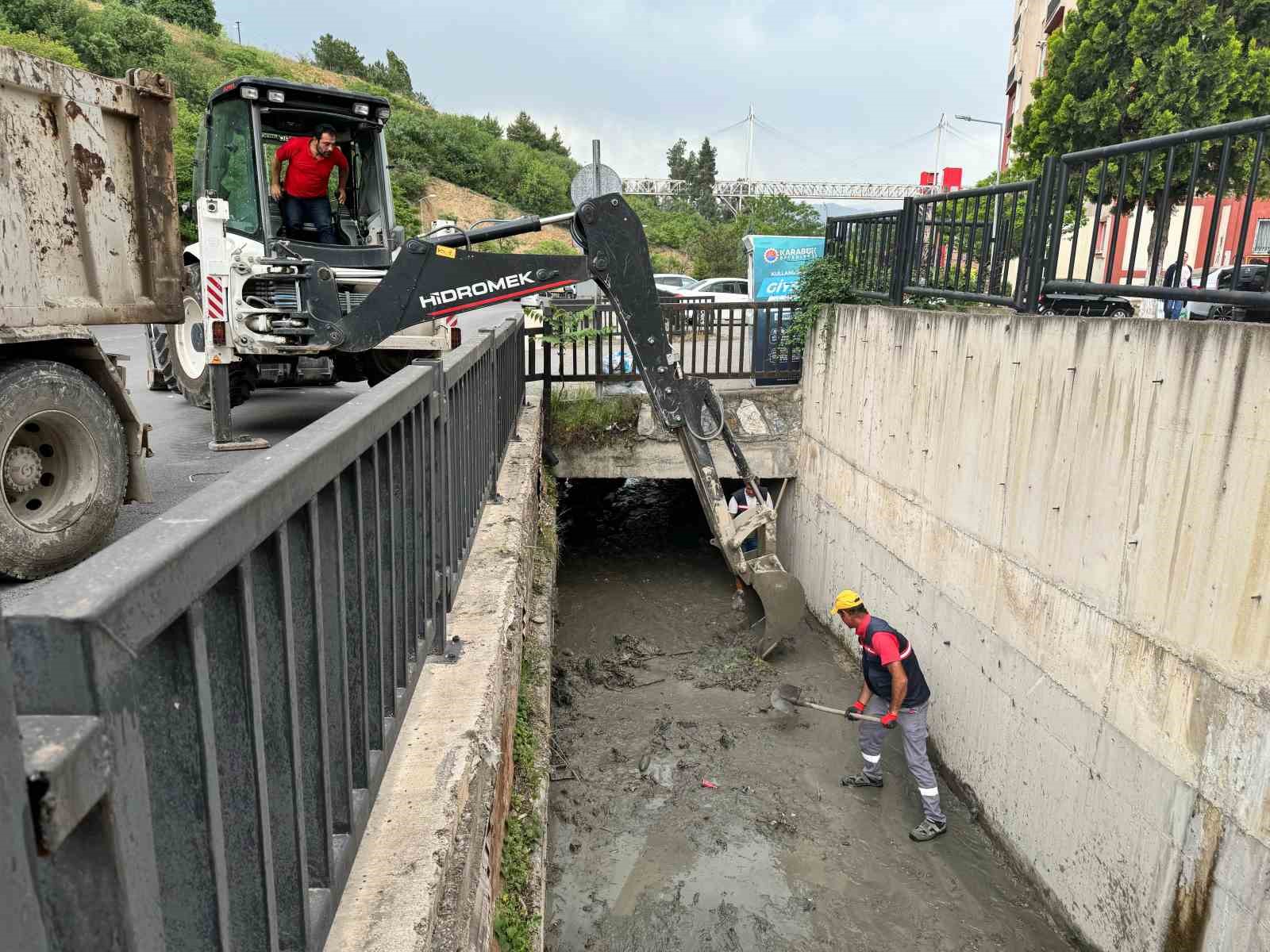 Karabük Belediyesinden dere yataklarında temizlik çalışması