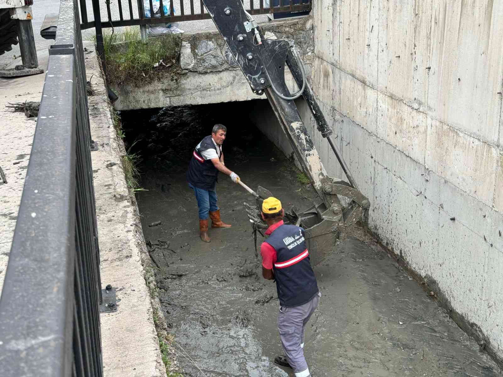 Karab&uuml;k Belediyesinden dere yataklarında temizlik &ccedil;alışması
