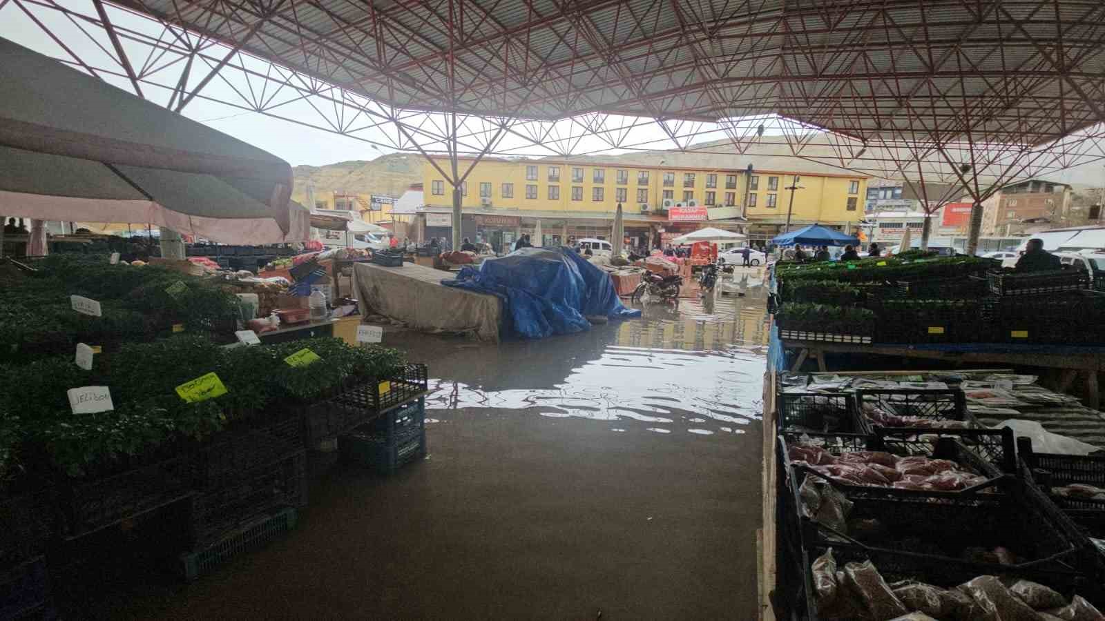 Malatya Darende&rsquo;de sağanak ve dolu hayatı fel&ccedil; etti
