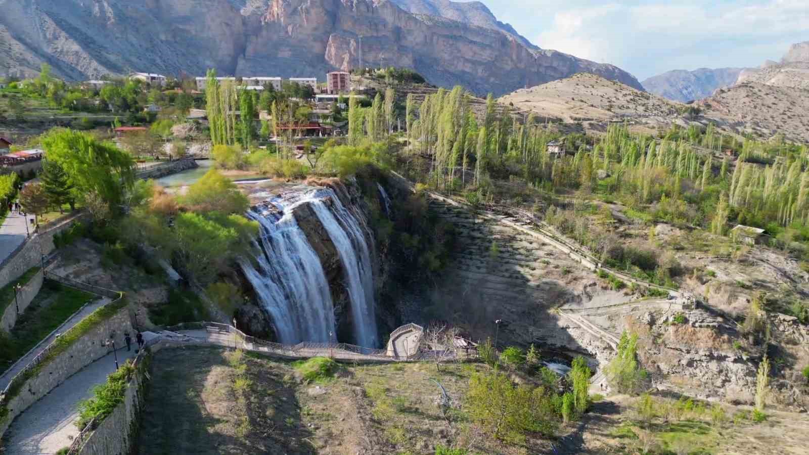 Tortum Şelalesi baharla birlikte coşmaya hazırlanıyor