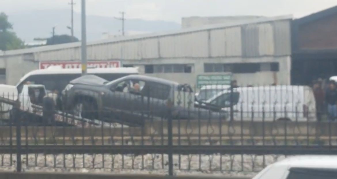 Bursa’da kontrolden çıkan araç durağa daldı