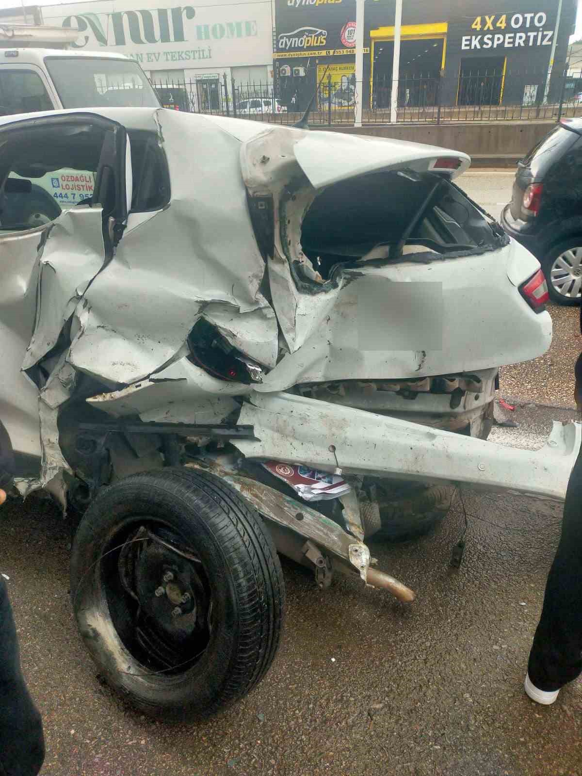 Bursa&rsquo;da kontrolden &ccedil;ıkan ara&ccedil; durağa daldı
