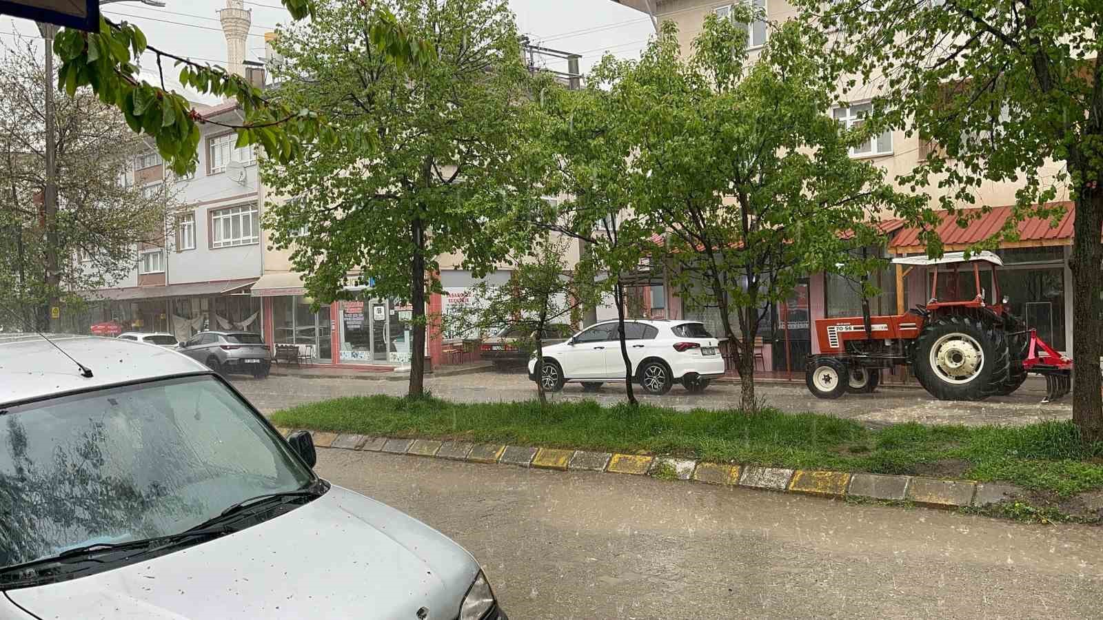 Kastamonu&rsquo;da dolu ve sağanak yağış etkili oldu
