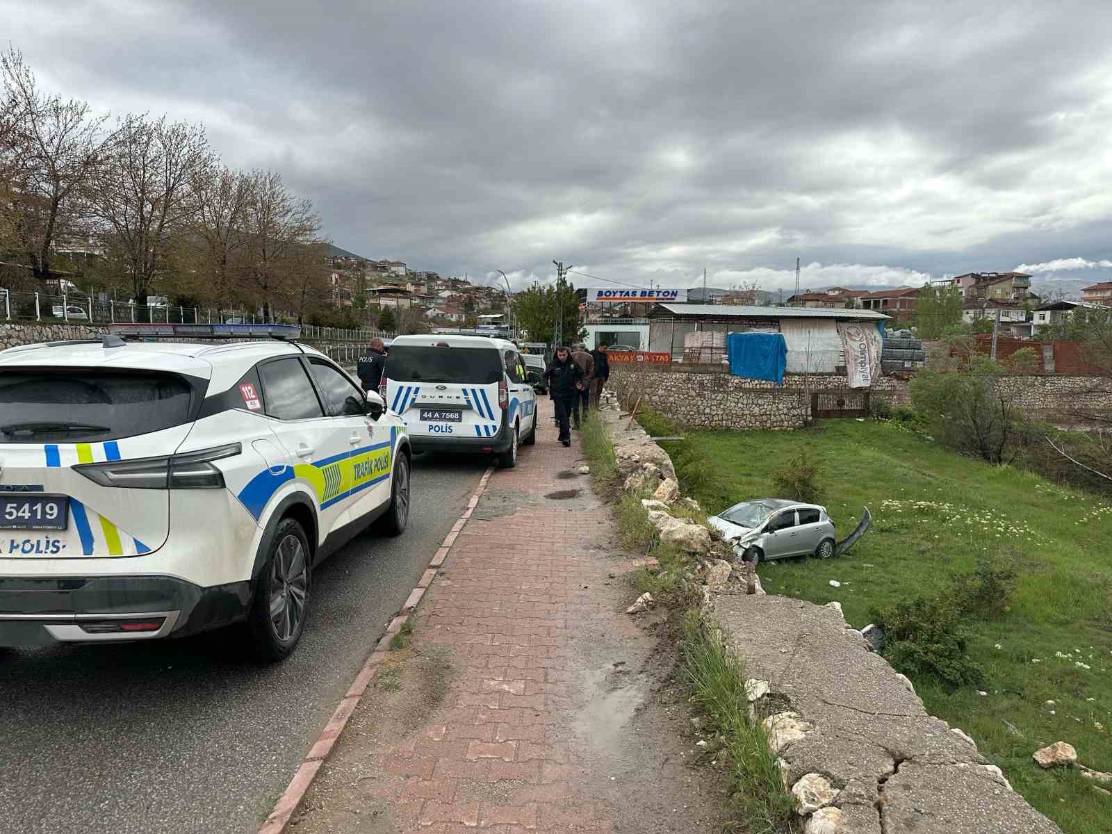 İstinat duvarına çarpan araç bahçeye uçtu: 2 yaralı