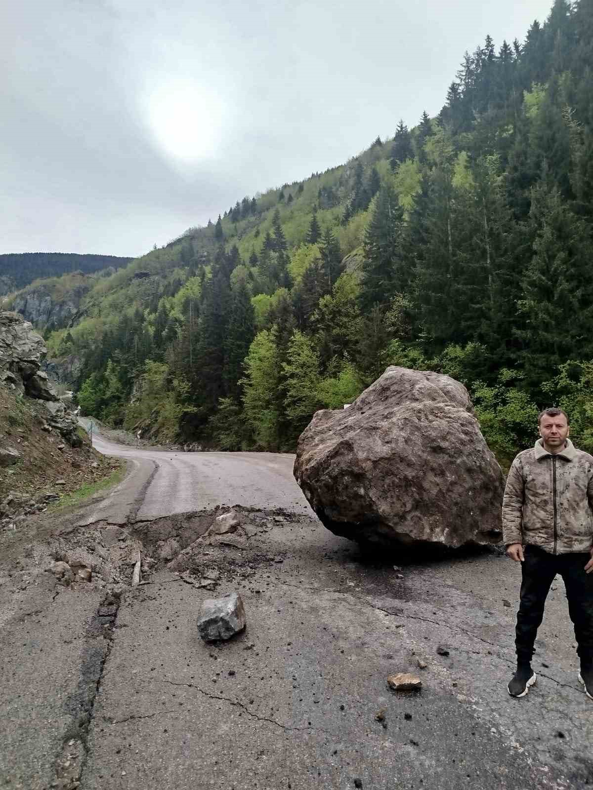 Yaylaya gidenler devasa kayanın altında kalmaktan saniyelerle kurtuldu