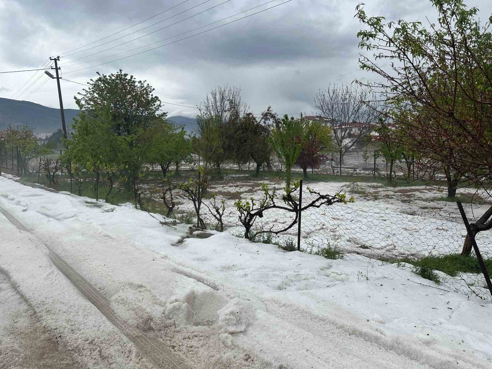 Uşak&rsquo;ta sağanak ve dolu yağışı etkili oldu
