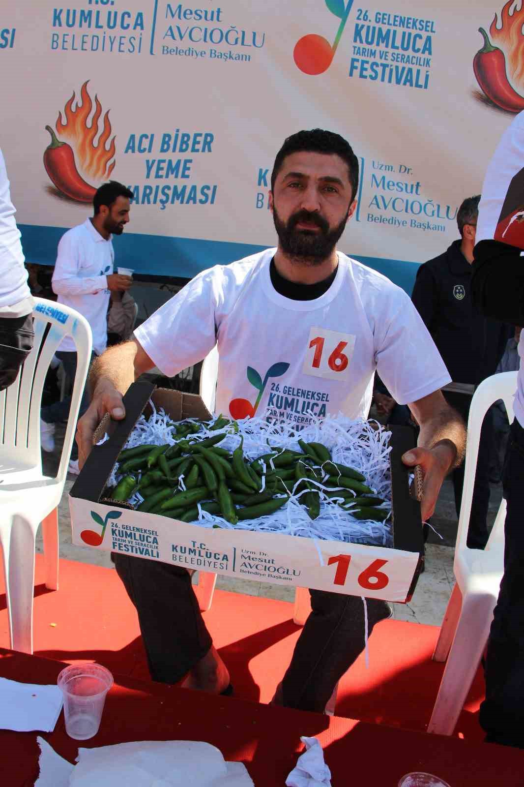 Acı biber yarışında 3 dakikada 398 gram acı biber yedi

