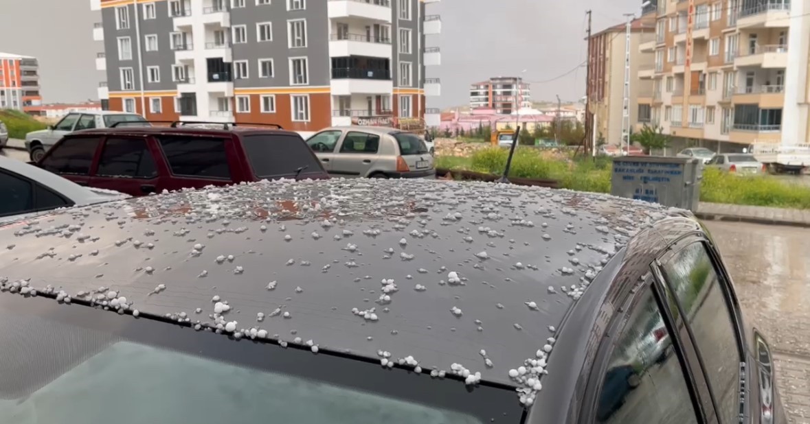Besni’de fındık büyüklüğünde dolu yağdı

