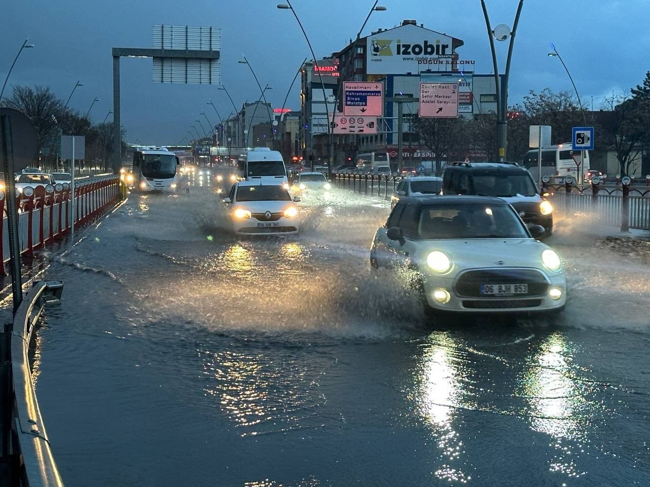Sağanak yağış Kayseri’de hayatı olumsuz etkiledi