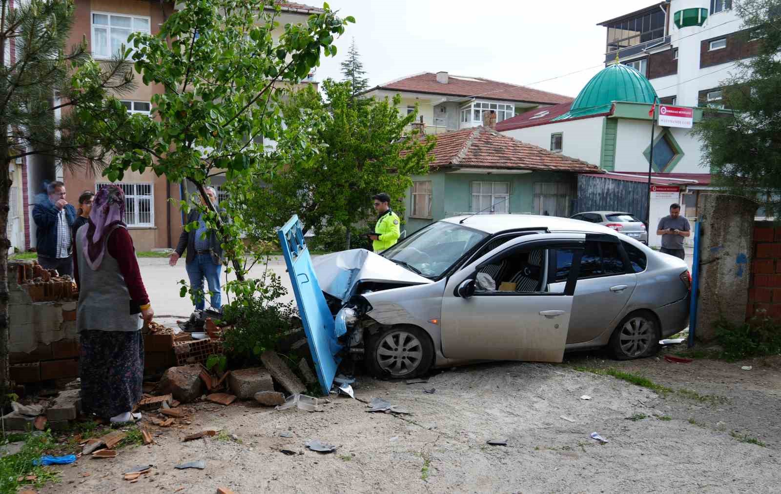 Araca çarpmamak için ani manevra yaptı, bahçe duvarına daldı: 2 yaralı
