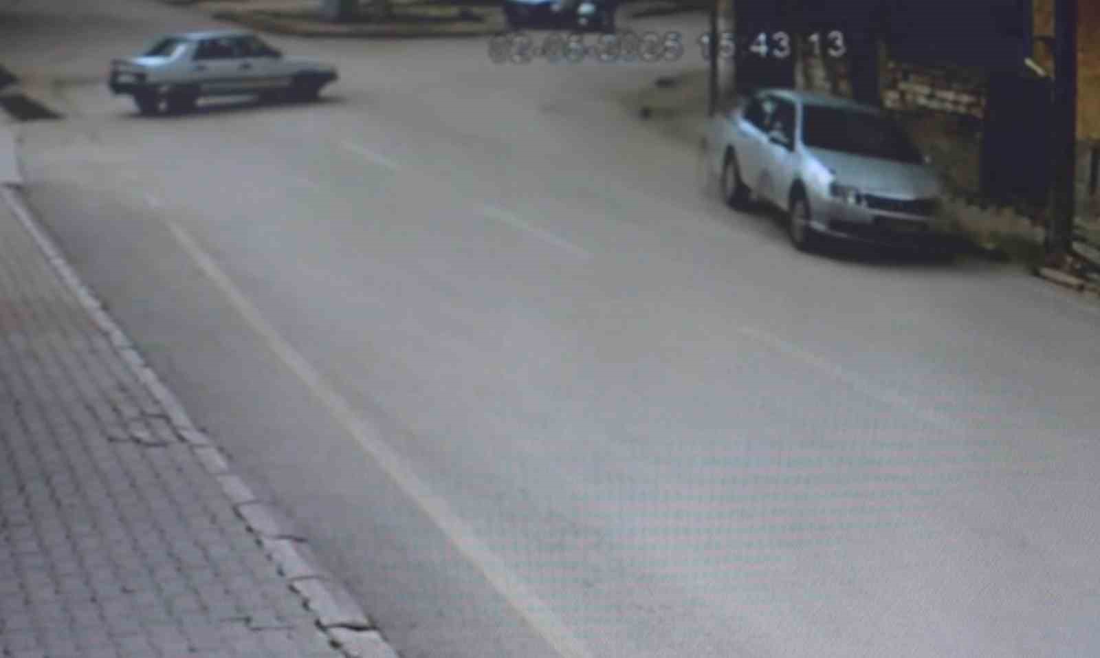 Araca &ccedil;arpmamak i&ccedil;in ani manevra yaptı, bah&ccedil;e duvarına daldı: 2 yaralı
