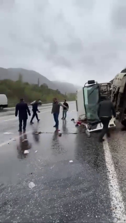 Sivas&rsquo;ta kontrolden &ccedil;ıkan kamyon devrildi, s&uuml;r&uuml;c&uuml; yaralandı
