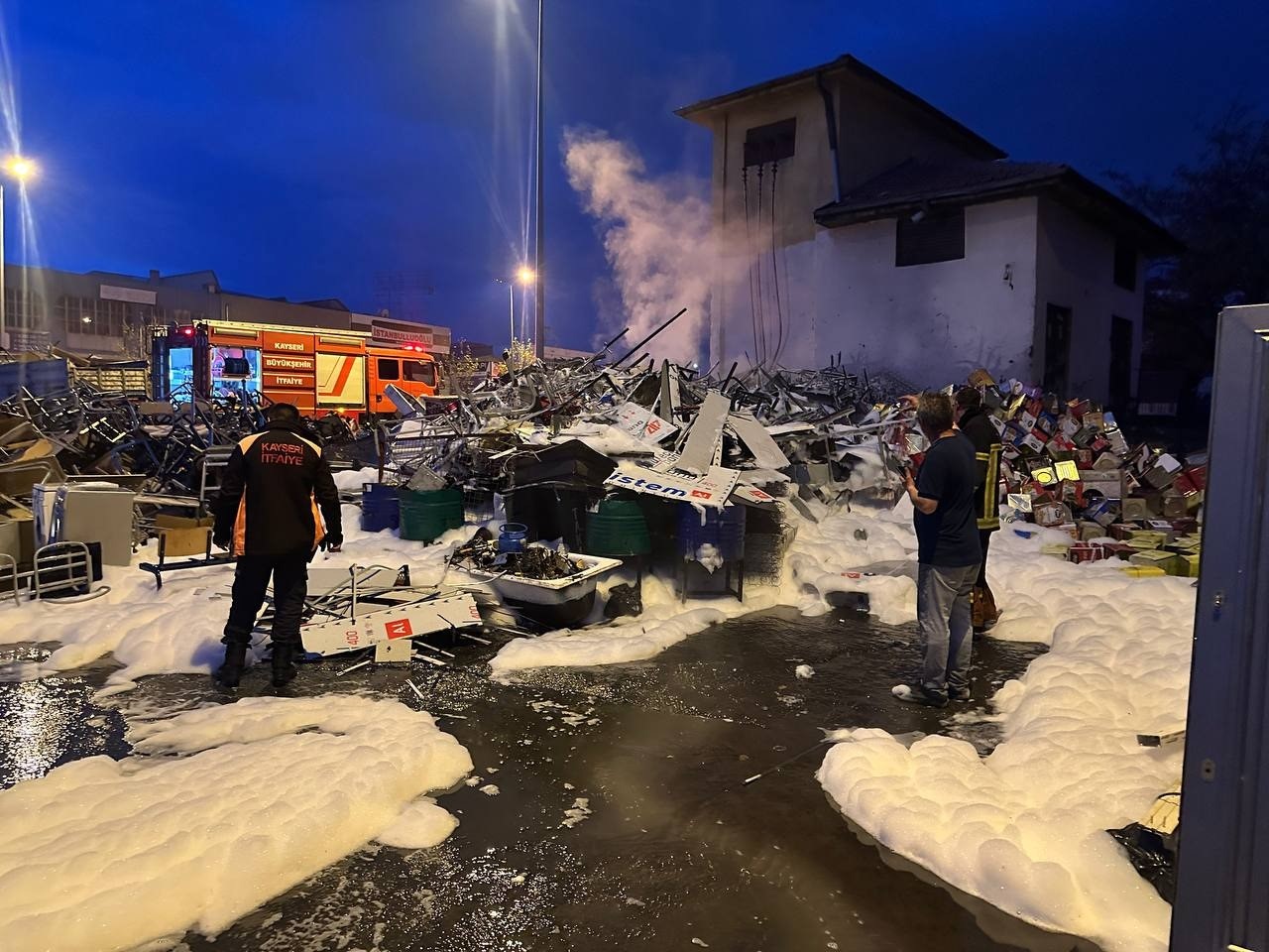 Yıldırım düşen hurdalığın bahçesinde yangın çıktı