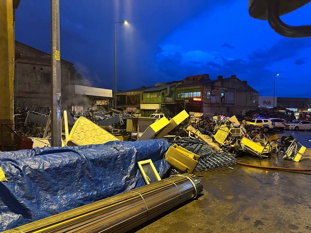 Yıldırım d&uuml;şen hurdalığın bah&ccedil;esinde yangın &ccedil;ıktı
