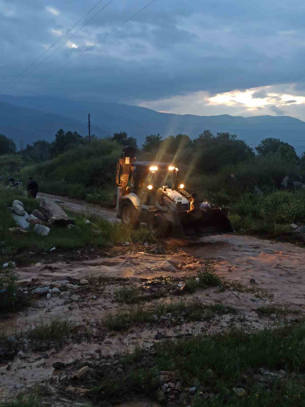 Şeytan Deresi&rsquo;nde mahsur kalan vatandaşlar kurtarıldı
