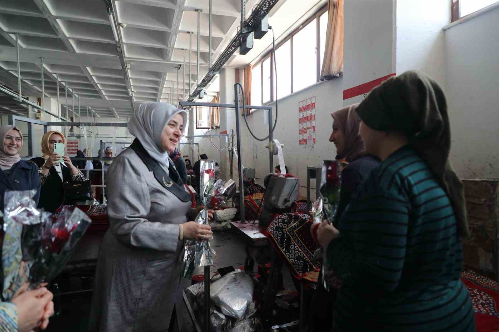 AK Parti Genel Merkez Kadın Kolları Başkanı Ercan, tekstil fabrikasında kadın işçilerle bir araya geldi