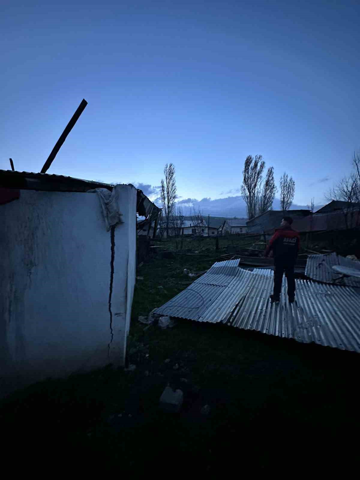 Sarıkamış’ta fırtına okulun ve evlerin çatısını uçurdu