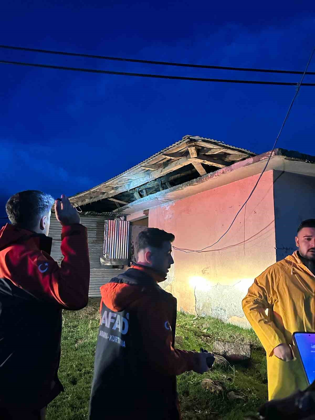 Sarıkamış&rsquo;ta fırtına okulun ve evlerin &ccedil;atısını u&ccedil;urdu
