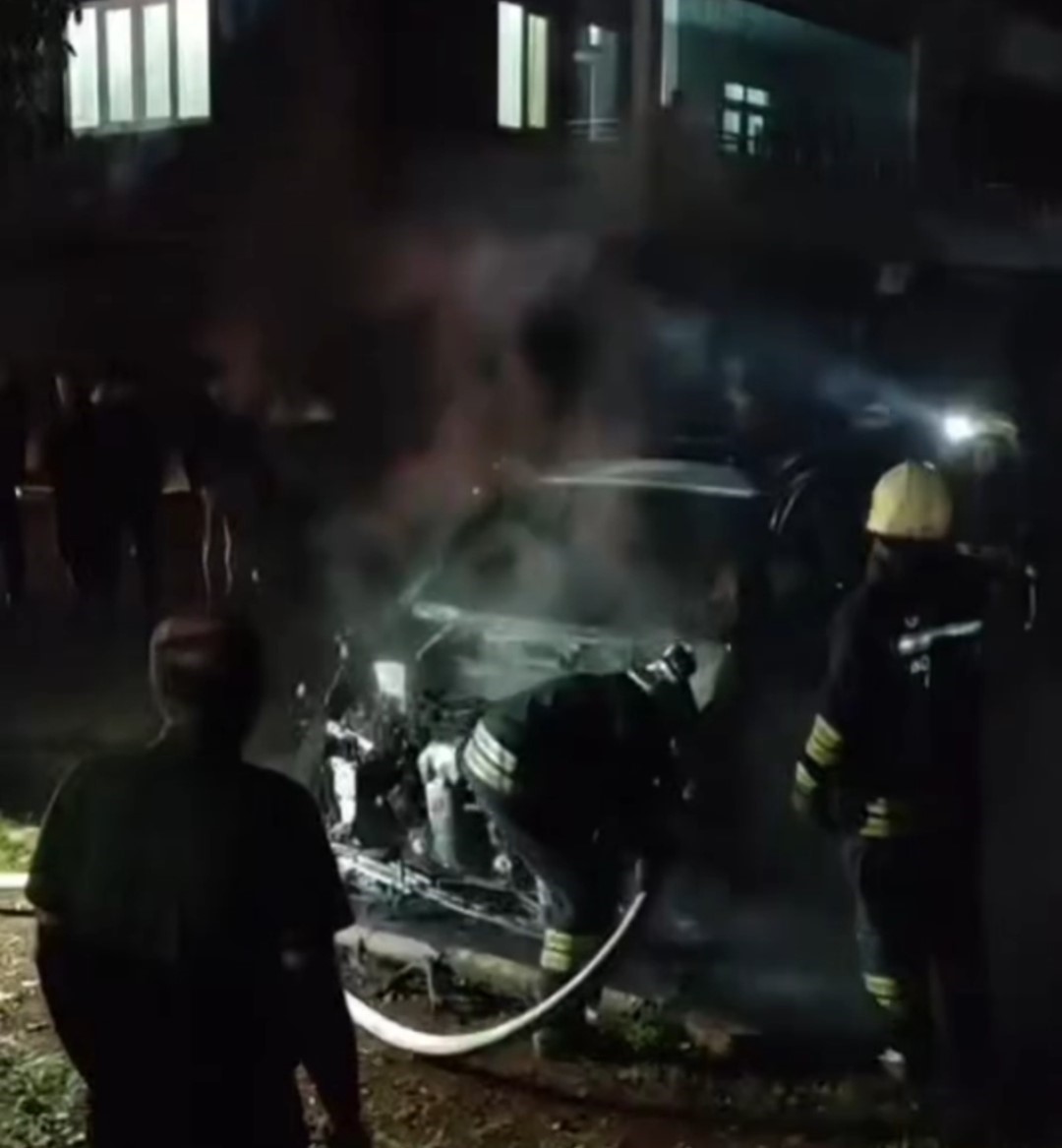 Gaziantep’te park halindeki otomobil alev topuna döndü