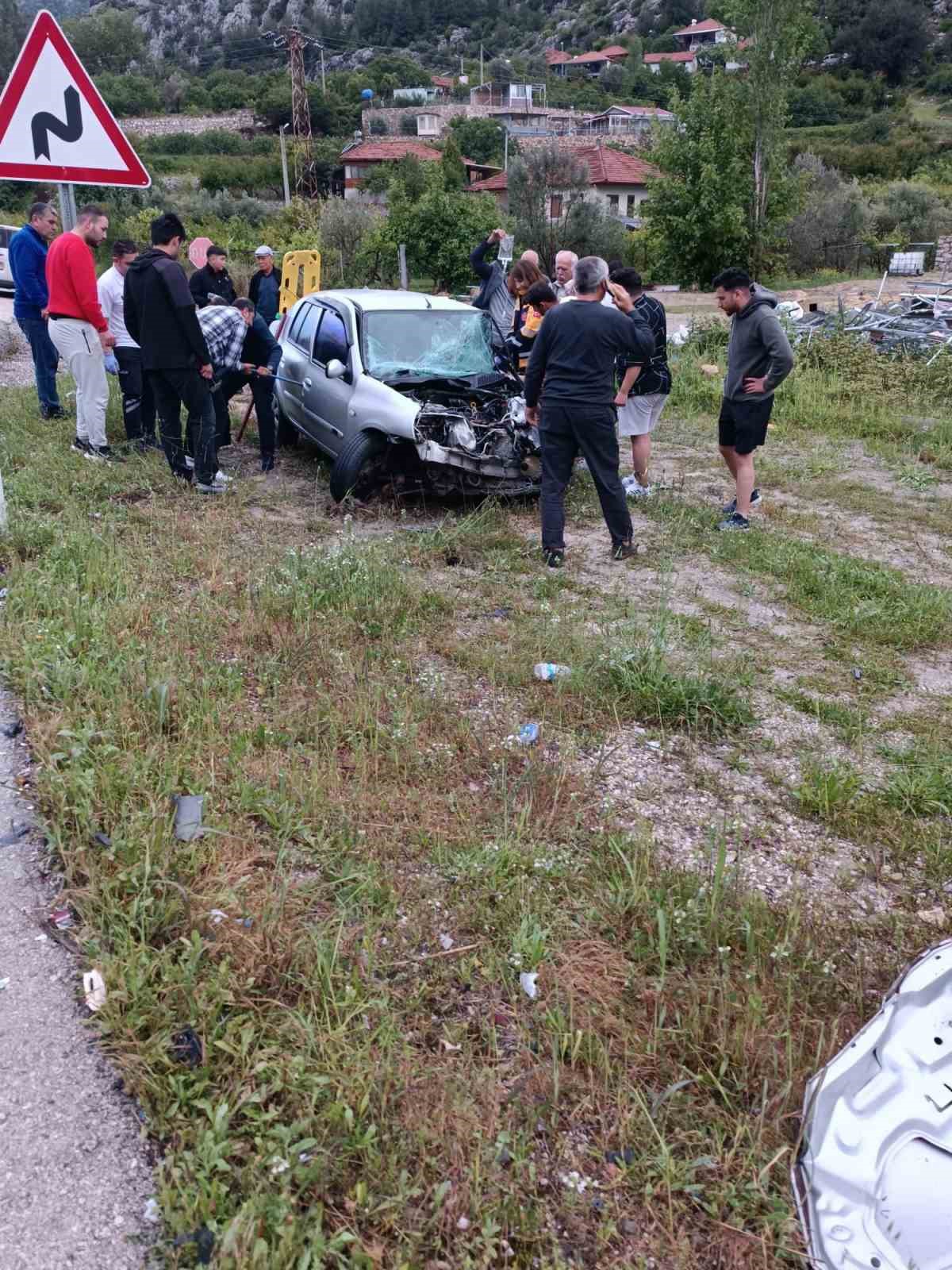 Isparta-Antalya karayolunda otomobil ile kamyon &ccedil;arpıştı: 1 yaralı
