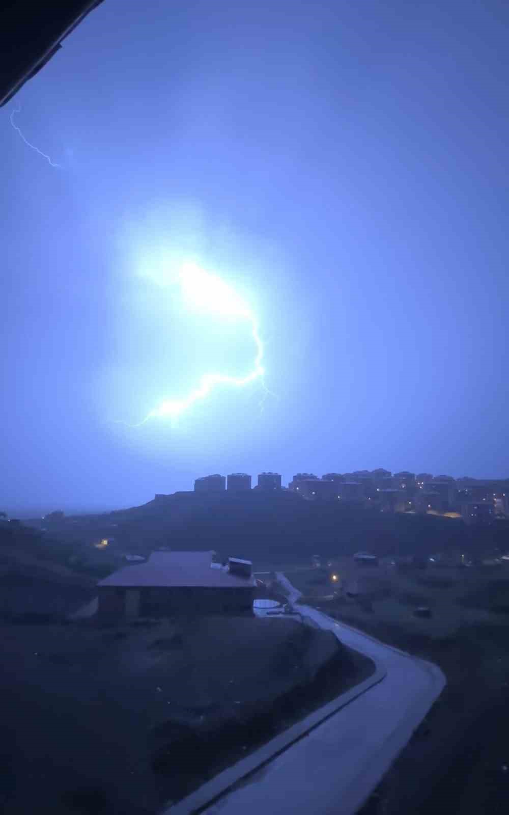 Yüksekova’da şimşekler görsel şölen sundu