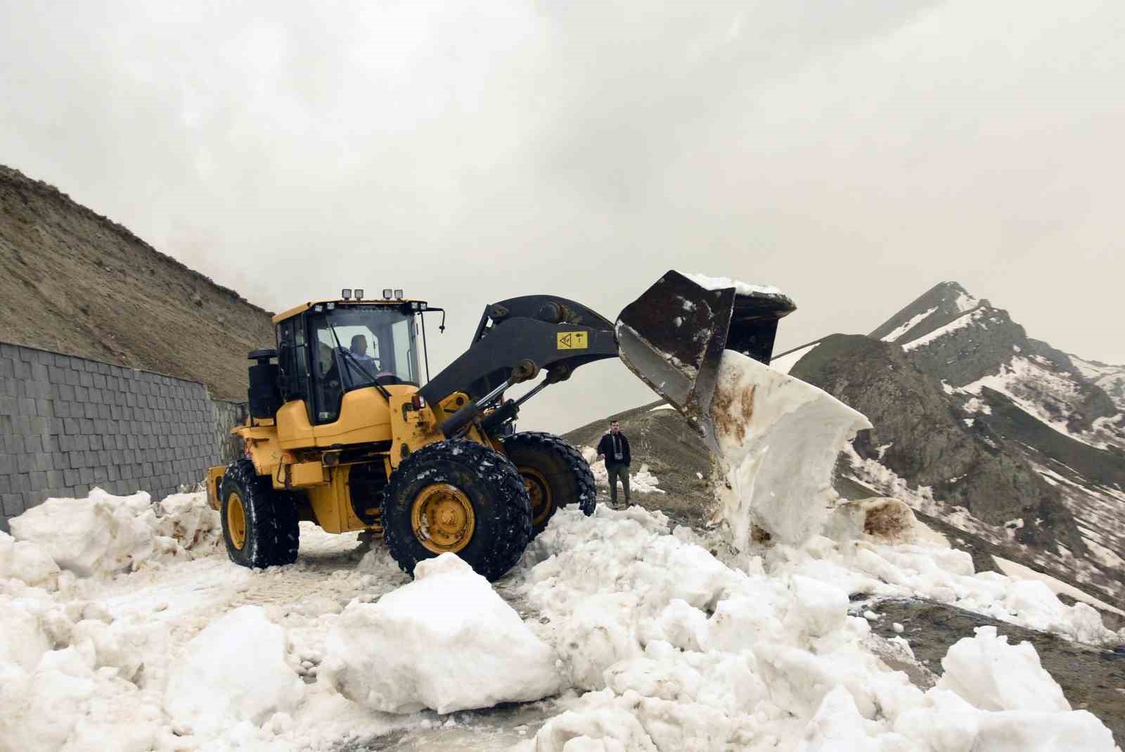Dünyanın ikinci büyük krater gölünde turizm sezonu açıldı