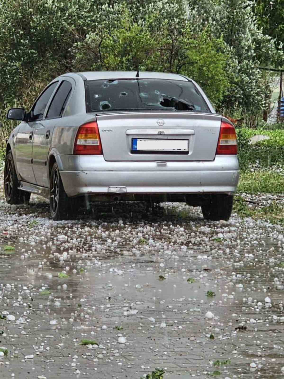 Adıyaman’da ceviz büyüklüğündeki dolu yağışı badem bahçelerine zarar verdi
