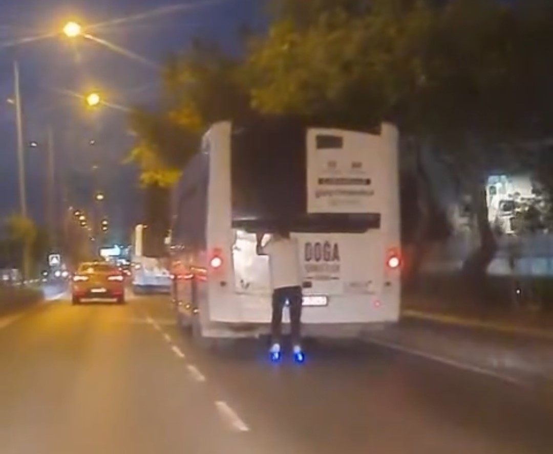 Can güvenliğini hiçe saydı, patenle otobüsün arakasına tutunarak yolculuk yaptı